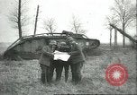 Standbild gefangenen britischen Mark IV heavy Tank Cambrai Frankreich, 1917, aus Sekunde 18 historischem Filmmaterial Videoclip 65675061615