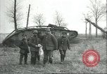 Standbild gefangenen britischen Mark IV heavy Tank Cambrai Frankreich, 1917, aus Sekunde 23 historischem Filmmaterial Videoclip 65675061615