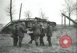 Standbild gefangenen britischen Mark IV heavy Tank Cambrai Frankreich, 1917, aus Sekunde 26 historischem Filmmaterial Videoclip 65675061615