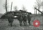 Standbild gefangenen britischen Mark IV heavy Tank Cambrai Frankreich, 1917, aus Sekunde 27 historischem Filmmaterial Videoclip 65675061615
