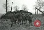 Standbild gefangenen britischen Mark IV heavy Tank Cambrai Frankreich, 1917, aus Sekunde 28 historischem Filmmaterial Videoclip 65675061615