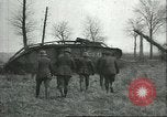 Standbild gefangenen britischen Mark IV heavy Tank Cambrai Frankreich, 1917, aus Sekunde 29 historischem Filmmaterial Videoclip 65675061615