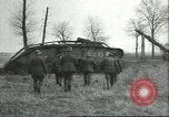 Standbild gefangenen britischen Mark IV heavy Tank Cambrai Frankreich, 1917, aus Sekunde 30 historischem Filmmaterial Videoclip 65675061615