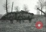 Standbild gefangenen britischen Mark IV heavy Tank Cambrai Frankreich, 1917, aus Sekunde 31 historischem Filmmaterial Videoclip 65675061615