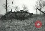 Standbild gefangenen britischen Mark IV heavy Tank Cambrai Frankreich, 1917, aus Sekunde 33 historischem Filmmaterial Videoclip 65675061615
