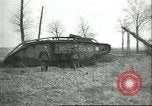 Standbild gefangenen britischen Mark IV heavy Tank Cambrai Frankreich, 1917, aus Sekunde 34 historischem Filmmaterial Videoclip 65675061615