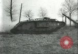 Standbild gefangenen britischen Mark IV heavy Tank Cambrai Frankreich, 1917, aus Sekunde 37 historischem Filmmaterial Videoclip 65675061615