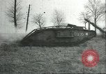 Standbild gefangenen britischen Mark IV heavy Tank Cambrai Frankreich, 1917, aus Sekunde 38 historischem Filmmaterial Videoclip 65675061615
