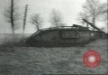 Standbild gefangenen britischen Mark IV heavy Tank Cambrai Frankreich, 1917, aus Sekunde 39 historischem Filmmaterial Videoclip 65675061615