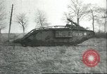 Standbild gefangenen britischen Mark IV heavy Tank Cambrai Frankreich, 1917, aus Sekunde 40 historischem Filmmaterial Videoclip 65675061615