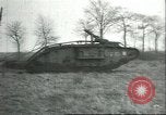 Standbild gefangenen britischen Mark IV heavy Tank Cambrai Frankreich, 1917, aus Sekunde 41 historischem Filmmaterial Videoclip 65675061615