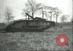 Standbild gefangenen britischen Mark IV heavy Tank Cambrai Frankreich, 1917, aus Sekunde 42 historischem Filmmaterial Videoclip 65675061615