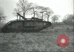 Standbild gefangenen britischen Mark IV heavy Tank Cambrai Frankreich, 1917, aus Sekunde 43 historischem Filmmaterial Videoclip 65675061615