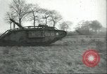 Standbild gefangenen britischen Mark IV heavy Tank Cambrai Frankreich, 1917, aus Sekunde 44 historischem Filmmaterial Videoclip 65675061615