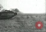 Standbild gefangenen britischen Mark IV heavy Tank Cambrai Frankreich, 1917, aus Sekunde 48 historischem Filmmaterial Videoclip 65675061615