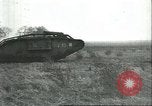 Standbild gefangenen britischen Mark IV heavy Tank Cambrai Frankreich, 1917, aus Sekunde 52 historischem Filmmaterial Videoclip 65675061615