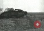 Standbild gefangenen britischen Mark IV heavy Tank Cambrai Frankreich, 1917, aus Sekunde 53 historischem Filmmaterial Videoclip 65675061615