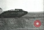 Standbild gefangenen britischen Mark IV heavy Tank Cambrai Frankreich, 1917, aus Sekunde 57 historischem Filmmaterial Videoclip 65675061615