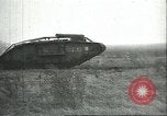Standbild gefangenen britischen Mark IV heavy Tank Cambrai Frankreich, 1917, aus Sekunde 58 historischem Filmmaterial Videoclip 65675061615