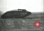 Standbild gefangenen britischen Mark IV heavy Tank Cambrai Frankreich, 1917, aus Sekunde 59 historischem Filmmaterial Videoclip 65675061615