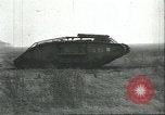 Standbild gefangenen britischen Mark IV heavy Tank Cambrai Frankreich, 1917, aus Sekunde 60 historischem Filmmaterial Videoclip 65675061615