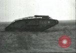 Standbild gefangenen britischen Mark IV heavy Tank Cambrai Frankreich, 1917, aus Sekunde 61 historischem Filmmaterial Videoclip 65675061615