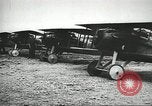 Standbild Kurze Geschichte der Fallschirme Europa, 1940, aus Sekunde 3 historischem Filmmaterial Videoclip 65675061683