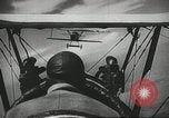 Standbild Kurze Geschichte der Fallschirme Europa, 1940, aus Sekunde 6 historischem Filmmaterial Videoclip 65675061683