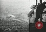 Standbild Kurze Geschichte der Fallschirme Europa, 1940, aus Sekunde 12 historischem Filmmaterial Videoclip 65675061683