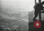 Standbild Kurze Geschichte der Fallschirme Europa, 1940, aus Sekunde 13 historischem Filmmaterial Videoclip 65675061683