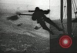 Standbild Kurze Geschichte der Fallschirme Europa, 1940, aus Sekunde 14 historischem Filmmaterial Videoclip 65675061683