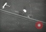 Standbild Kurze Geschichte der Fallschirme Europa, 1940, aus Sekunde 16 historischem Filmmaterial Videoclip 65675061683