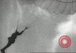 Standbild Kurze Geschichte der Fallschirme Europa, 1940, aus Sekunde 21 historischem Filmmaterial Videoclip 65675061683