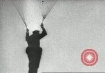 Standbild Kurze Geschichte der Fallschirme Europa, 1940, aus Sekunde 22 historischem Filmmaterial Videoclip 65675061683