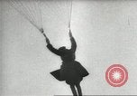 Standbild Kurze Geschichte der Fallschirme Europa, 1940, aus Sekunde 24 historischem Filmmaterial Videoclip 65675061683