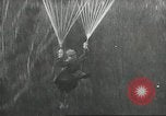 Standbild Kurze Geschichte der Fallschirme Europa, 1940, aus Sekunde 25 historischem Filmmaterial Videoclip 65675061683