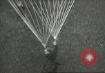 Standbild Kurze Geschichte der Fallschirme Europa, 1940, aus Sekunde 26 historischem Filmmaterial Videoclip 65675061683