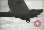 Standbild Kurze Geschichte der Fallschirme Europa, 1940, aus Sekunde 28 historischem Filmmaterial Videoclip 65675061683