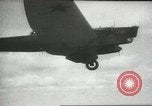 Standbild Kurze Geschichte der Fallschirme Europa, 1940, aus Sekunde 29 historischem Filmmaterial Videoclip 65675061683