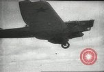 Standbild Kurze Geschichte der Fallschirme Europa, 1940, aus Sekunde 30 historischem Filmmaterial Videoclip 65675061683
