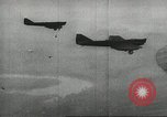 Standbild Kurze Geschichte der Fallschirme Europa, 1940, aus Sekunde 33 historischem Filmmaterial Videoclip 65675061683