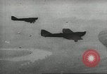 Standbild Kurze Geschichte der Fallschirme Europa, 1940, aus Sekunde 34 historischem Filmmaterial Videoclip 65675061683