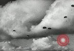 Standbild Kurze Geschichte der Fallschirme Europa, 1940, aus Sekunde 35 historischem Filmmaterial Videoclip 65675061683