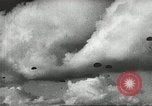 Standbild Kurze Geschichte der Fallschirme Europa, 1940, aus Sekunde 36 historischem Filmmaterial Videoclip 65675061683