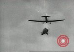 Standbild Kurze Geschichte der Fallschirme Europa, 1940, aus Sekunde 39 historischem Filmmaterial Videoclip 65675061683