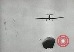 Standbild Kurze Geschichte der Fallschirme Europa, 1940, aus Sekunde 41 historischem Filmmaterial Videoclip 65675061683