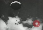 Standbild Kurze Geschichte der Fallschirme Europa, 1940, aus Sekunde 42 historischem Filmmaterial Videoclip 65675061683