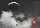 Standbild Kurze Geschichte der Fallschirme Europa, 1940, aus Sekunde 43 historischem Filmmaterial Videoclip 65675061683