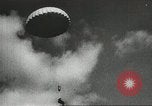 Standbild Kurze Geschichte der Fallschirme Europa, 1940, aus Sekunde 44 historischem Filmmaterial Videoclip 65675061683