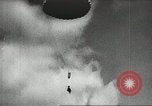 Standbild Kurze Geschichte der Fallschirme Europa, 1940, aus Sekunde 45 historischem Filmmaterial Videoclip 65675061683